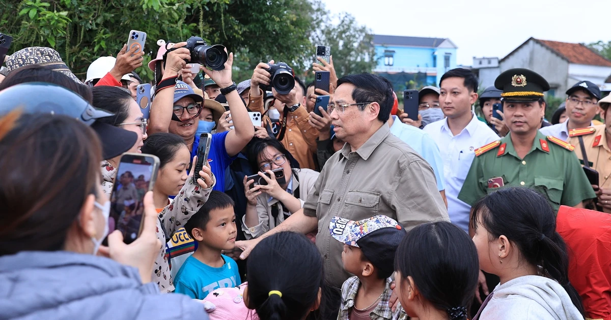 Thủ tướng Phạm Minh Chính thăm, động viên người dân tại 'rốn lũ' Hòa Thịnh, tỉnh Đắk Lắk