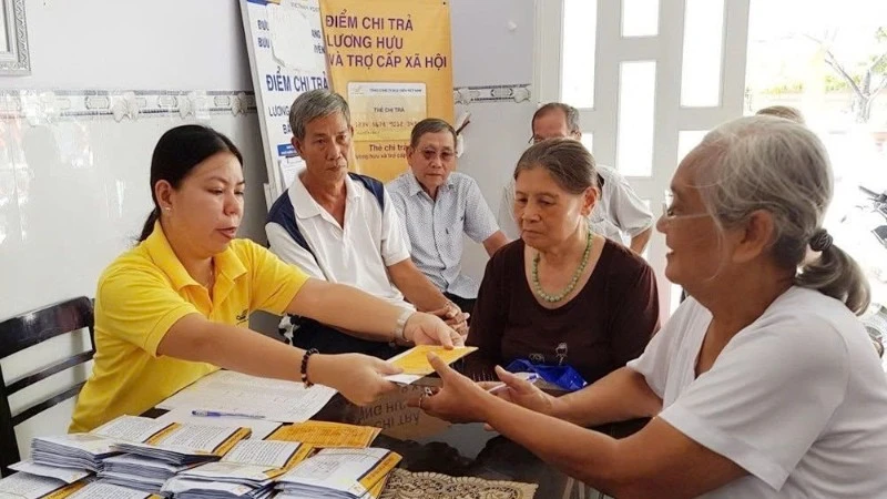 Payment of social allowances to residents in Ho Chi Minh City. (Photo: Quy Hien)