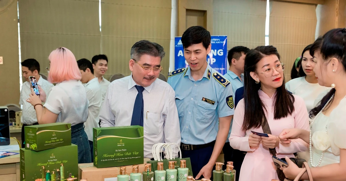 The RFID chip-based traceability solution developed by the Viet Nam Anti-Counterfeiting Technology Joint Stock Company helps protect businesses by automating warehouse management, reducing errors, and enhancing operational efficiency.