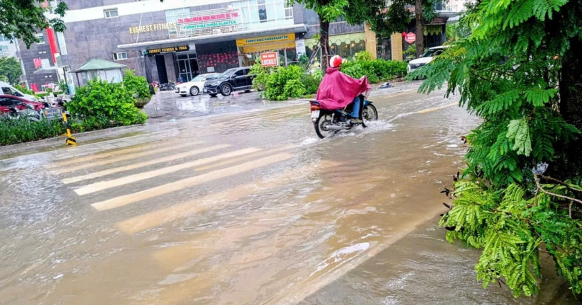 Many streets are inundated due to the effects of Typhoon No. 11. (Photo: Van Thinh)