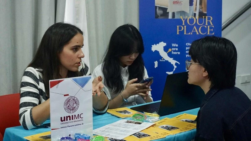 The 2025 “Study in Italy” Fair attracted a large number of parents and students. 