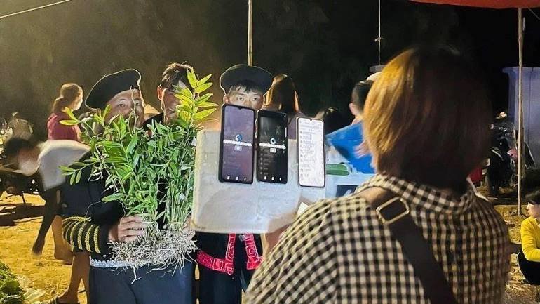 Highlanders in Tua Chua sell their products via livestream using smartphones.