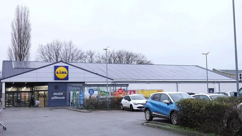 A supermarket in Germany installs a solar power system. (Photo: Xinhua)