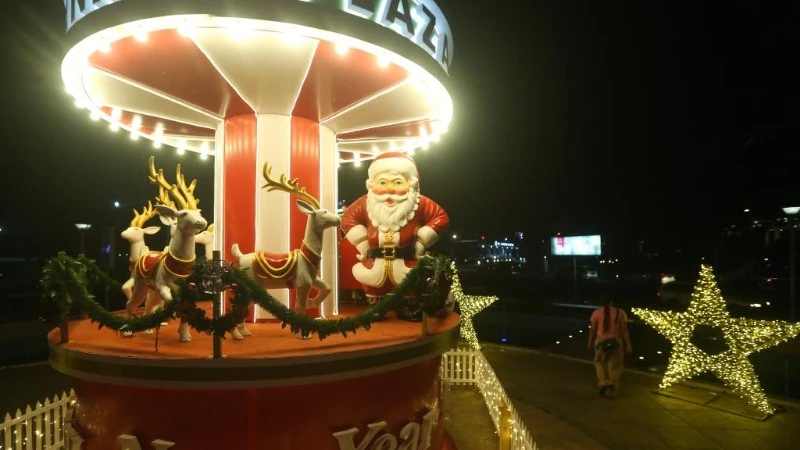 Ambiente festivo de la Navidad y el Año Nuevo en todo el mundo