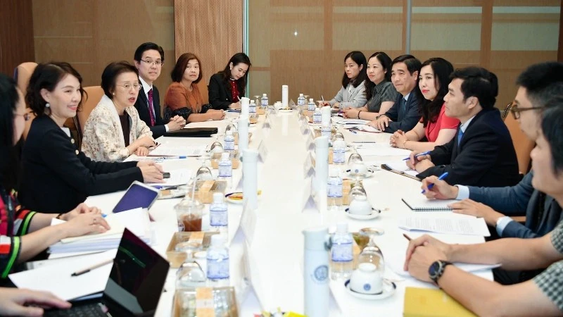 La viceministra de Relaciones Exteriores de Vietnam Le Thi Thu Hang sostiene un encuentro con la secretaria permanente de la Cancillería de Tailandia, Eksiri Pintaruchi. 