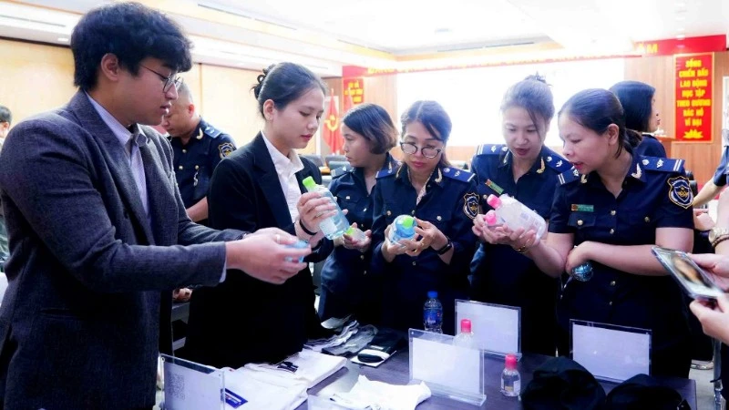 Guidelines on distinguishing genuine and counterfeit goods were provided during the conference. (Photo: Customs of Viet Nam)