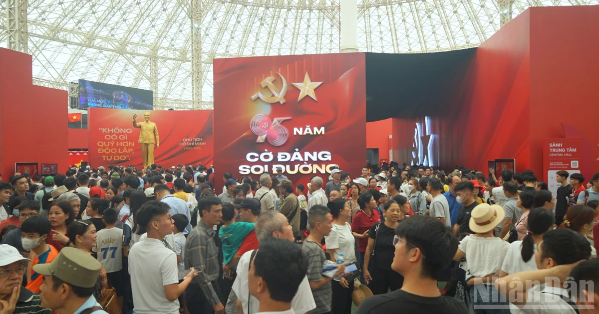 [Foto] Atractivo especial de exposición sobre logros nacionales de Vietnam 