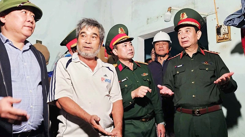 Đại tướng Phan Văn Giang thăm, động viên người dân vùng lũ Gia Lai