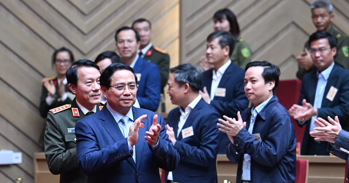 [Foto] Premier vietnamita asiste a Conferencia de evaluación de implementación de las fuerzas de protección del orden y la seguridad a nivel de base