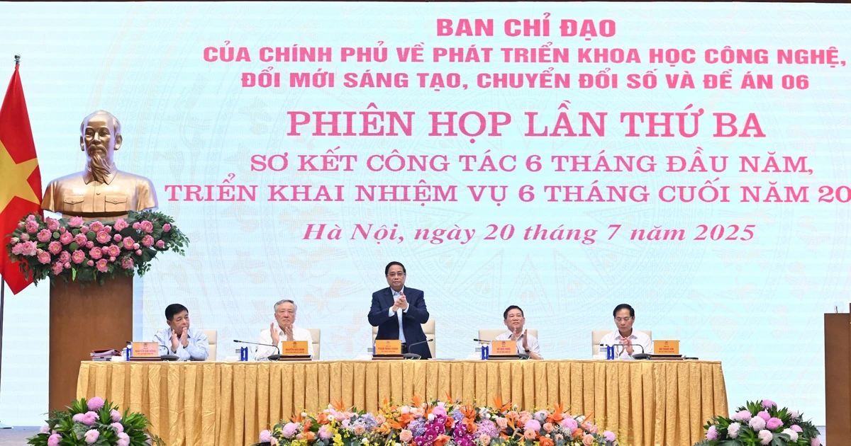 [Foto] Premier vietnamita preside reunión sobre desarrollo de tecnología y transformación digital