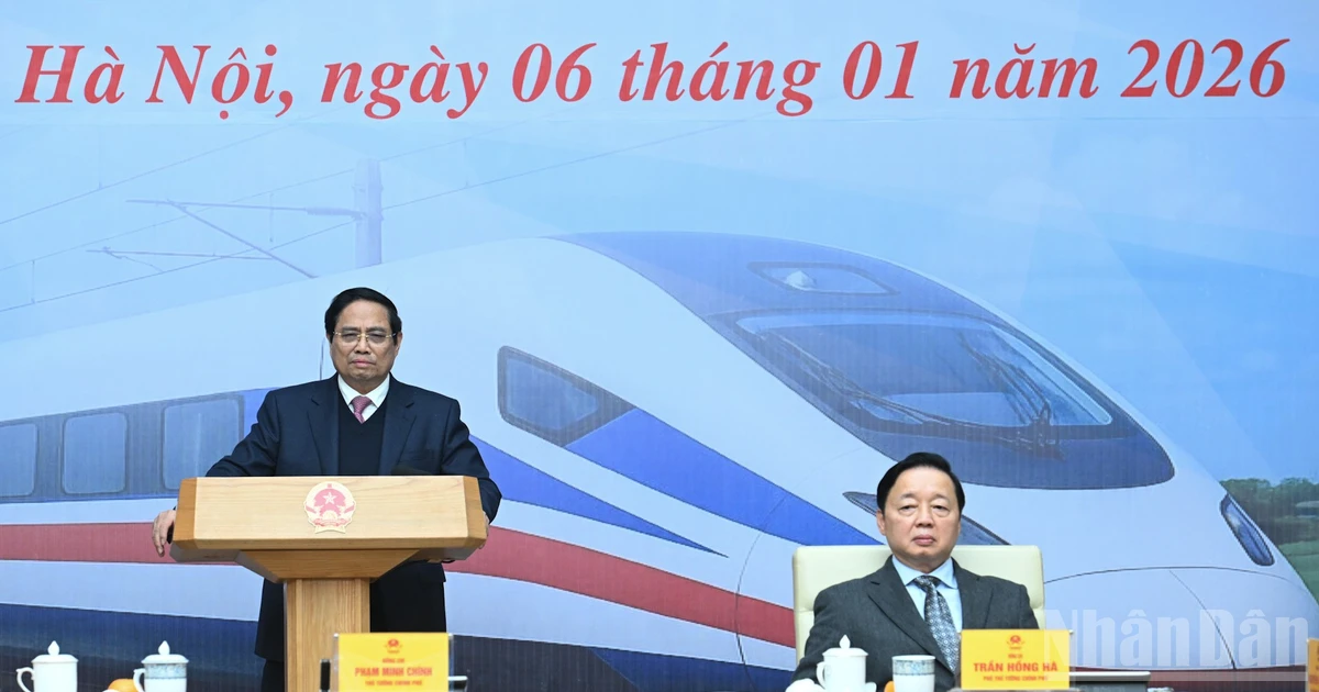 El primer ministro Pham Minh Chinh pronuncia un discurso en la reunión.