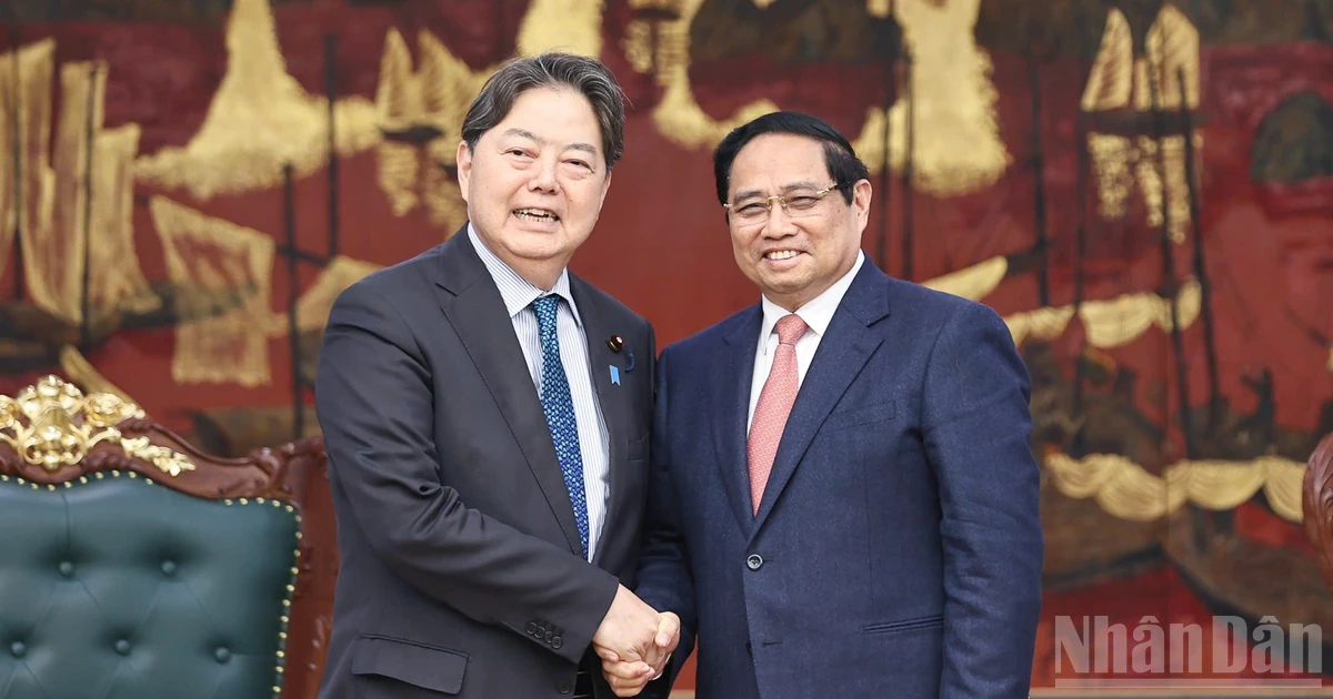 [Foto] Premier de Vietnam recibe al ministro de Asuntos Internos y Comunicaciones de Japón