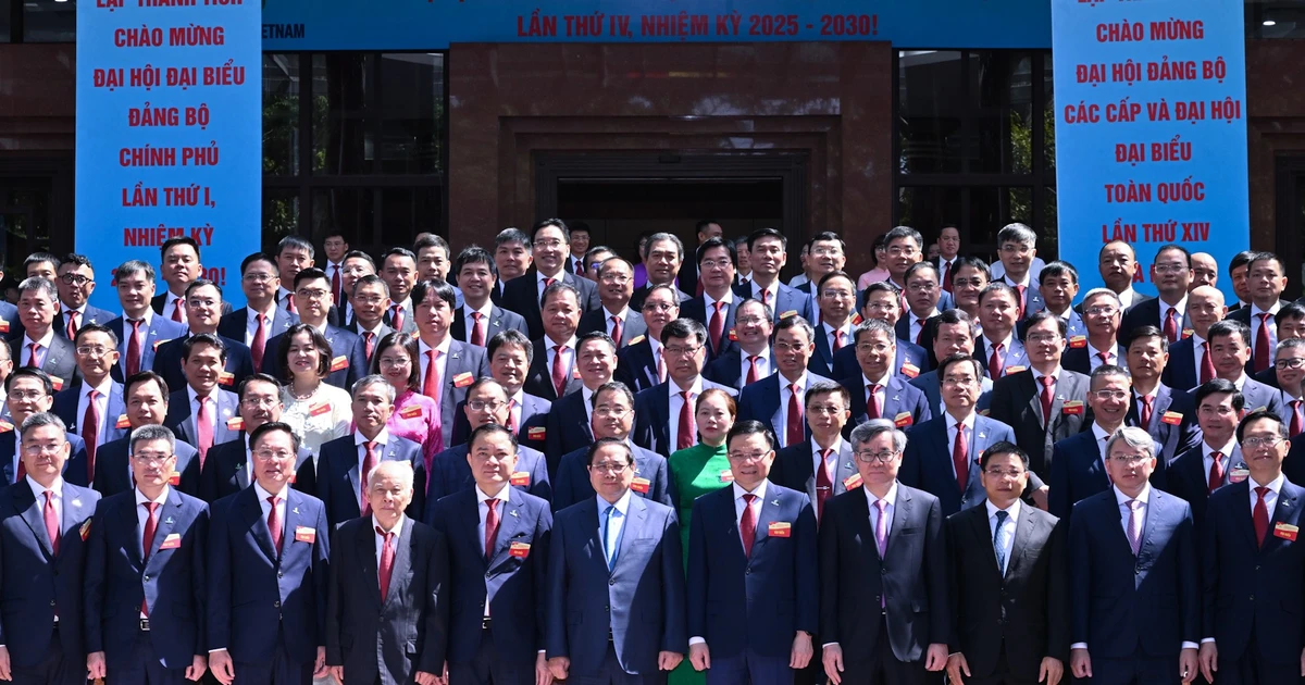 El primer ministro de Vietnam, Pham Minh Chinh, y los asistentes al evento. 