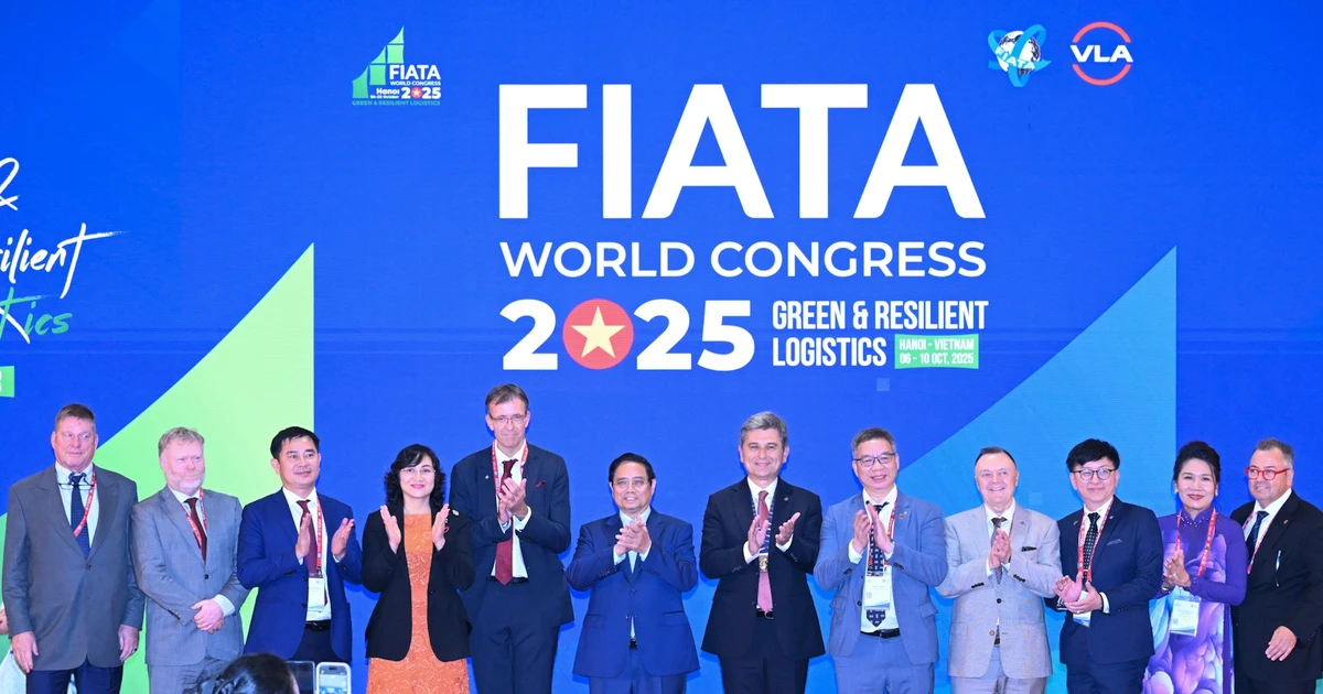 Премьер-министр Фам Минь Тьинь и делегаты на Всемирном конгрессе FIATA 2025. Фото: Чан Хай