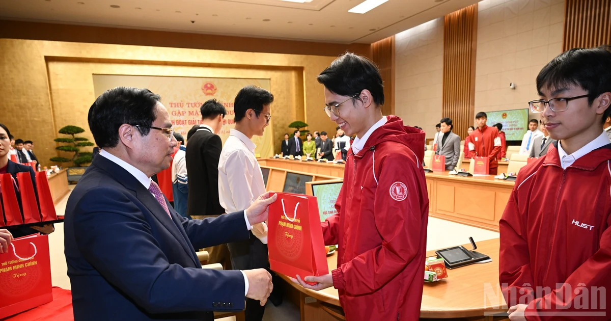 [Foto] Premier vietnamita se reúne con estudiantes premiados en competencias internacionales