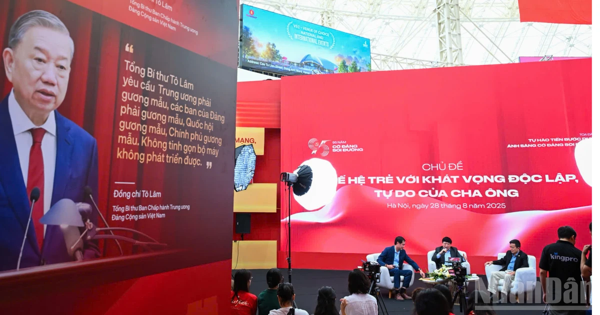 在“党旗照亮前行之路95周年”展览期间举办的以“年轻一代与前辈的独立自由渴望”为主题的座谈会。