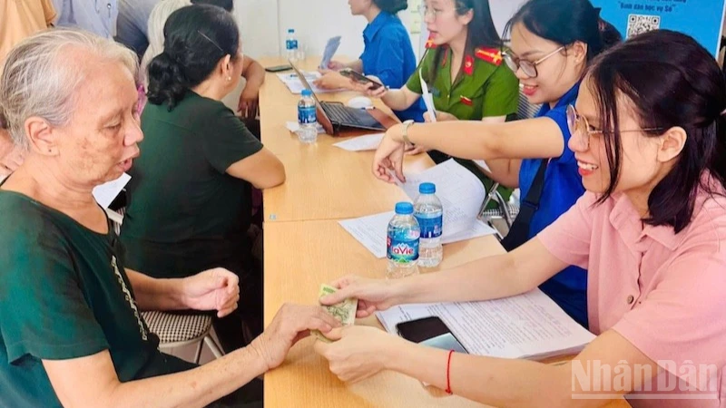 Residents of Long Bien Ward (Ha Noi) happily receive National Day gifts. (Photo: Nguyen Trang)