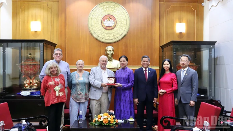 Ha Thi Nga, Vice Chairwoman of the Viet Nam Fatherland Front Central Committee, and Robert Griffiths, General Secretary of the Communist Party of Britain, (fourth and fifth from the right, respectively) together with representatives of relevant units and organisations at the meeting.