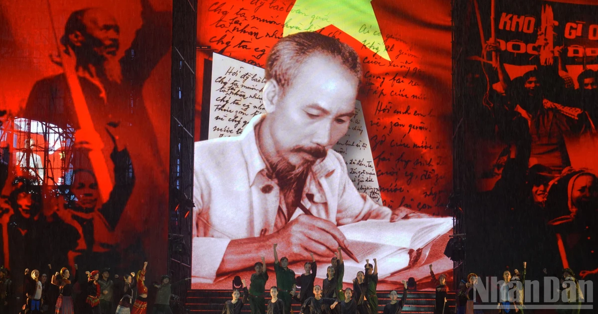 A large number of citizens and visitors gathered in Saigon ward to enjoy the special art programme “Independence Star”.