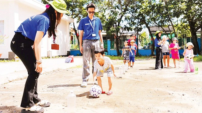 Young volunteers organize a playground for children on Thanh An island commune.