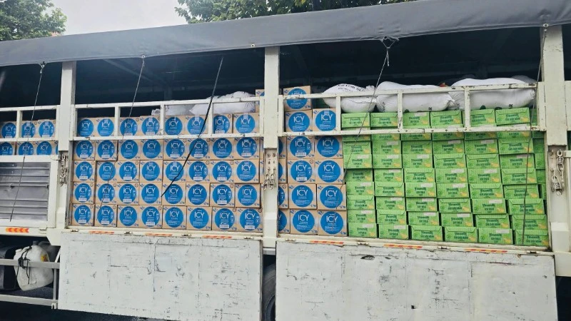 Thousands of Vinamilk nutritional products, including milk and bottled drinks, are loaded onto trucks and prepared for delivery to flood-hit communities. (Photo: Vi Nam)