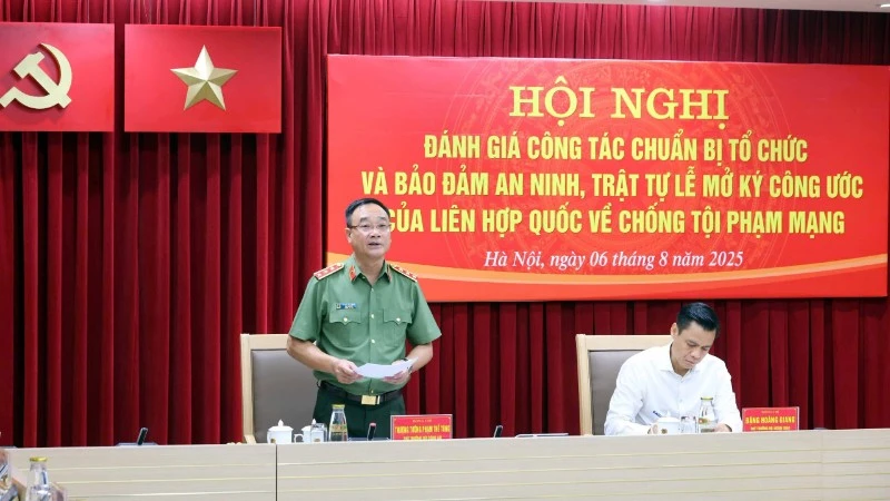 越南公安部副部长范世松发表指导讲话。