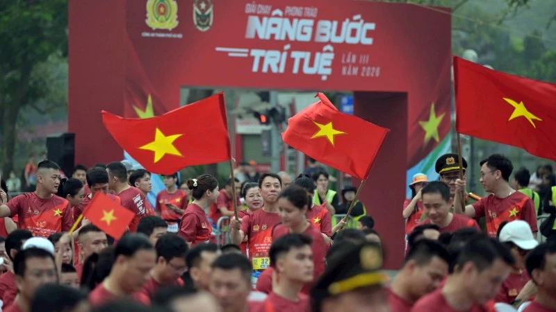 Gần 1.000 người tham gia Giải chạy phong trào "Nâng bước trí tuệ" lần III