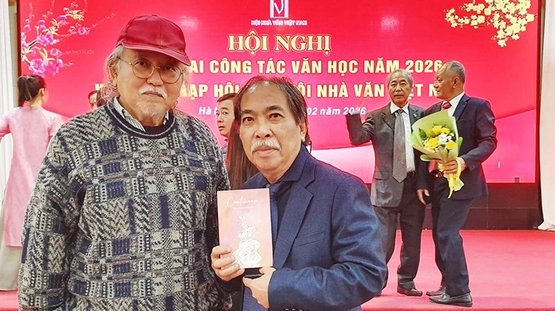 Người lữ hành đi tìm hồn thơ trong lòng Hà Nội
