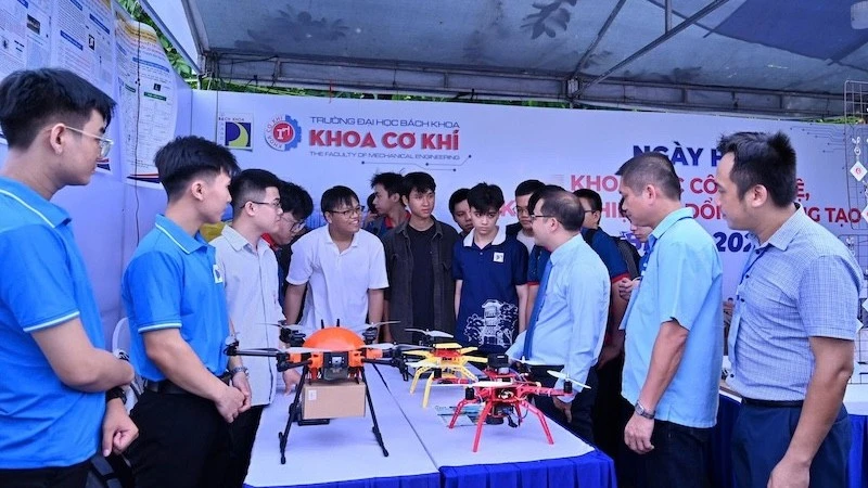 Sôi động Ngày hội Khoa học công nghệ và đổi mới sáng tạo Đại học Bách khoa Đà Nẵng 2026