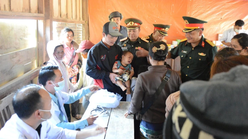 Bộ đội Đà Nẵng chia sẻ yêu thương với nhân dân tỉnh Sekong (Lào)