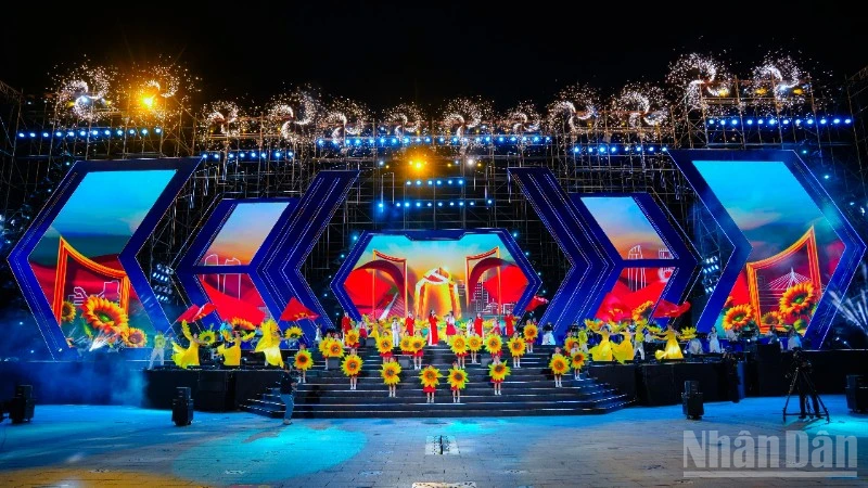 Da Nang celebra programa artístico en saludo a la Asamblea del Partido