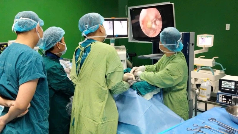 Lần đầu triển khai phẫu thuật nội soi cột sống hai cổng (UBE) tại Bệnh viện Đà Nẵng