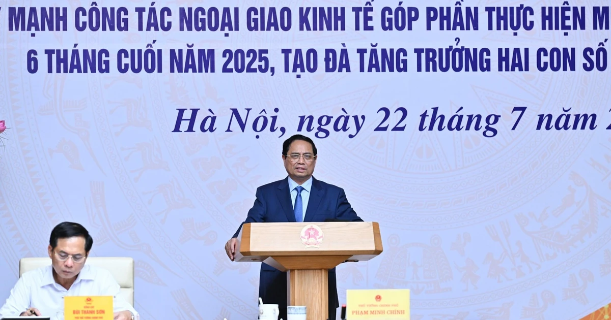 Prime Minister Pham Minh Chinh delivers a directive speech at the conference.