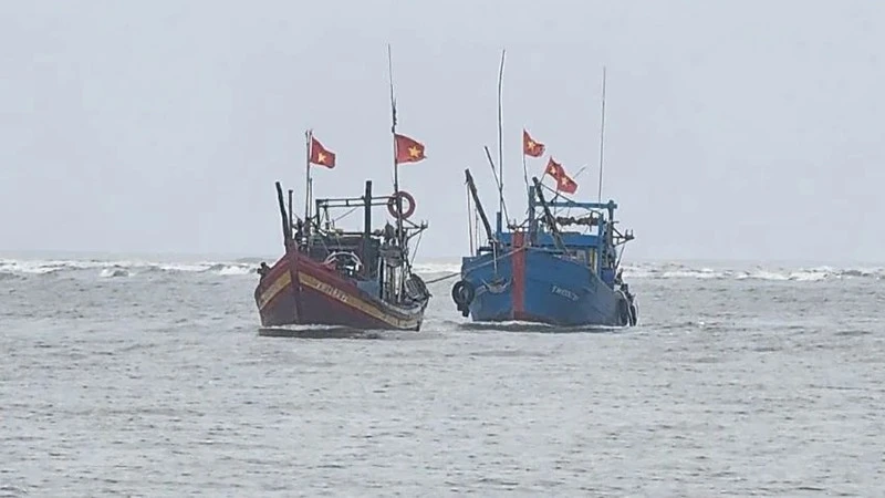 Cứu hộ 2 tàu cá bị chìm do dông lốc ở Thanh Hóa