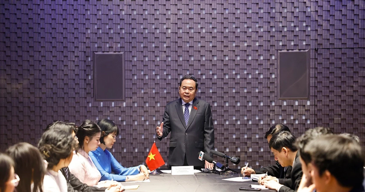 Chủ tịch Quốc hội Trần Thanh Mẫn gặp Hội sinh viên và các lưu học sinh tiêu biểu của Việt Nam tại Italia