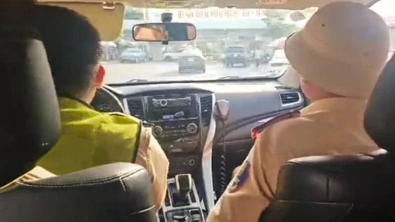 Cảnh sát giao thông Quảng Trị hỗ trợ dẫn đường cho xe chở bệnh nhân đi cấp cứu