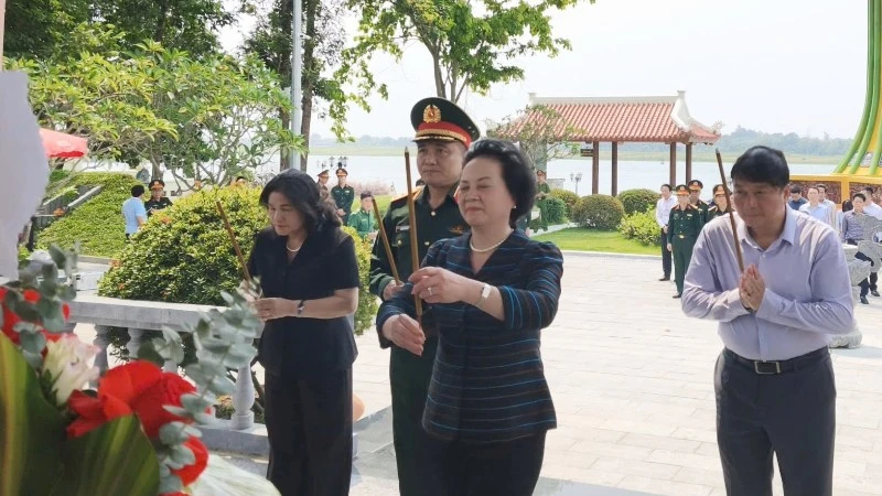 Phó Thủ tướng Phạm Thị Thanh Trà dâng hương Khu tưởng niệm 16 thanh niên xung phong tại bến phà Long Đại II
