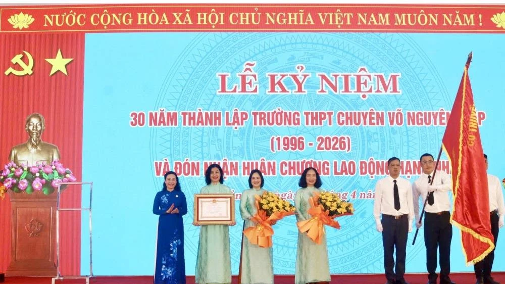 Quảng Trị: Trường trung học phổ thông chuyên Võ Nguyên Giáp đón nhận Huân chương Lao động hạng Nhất