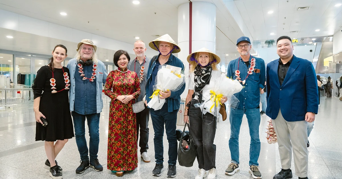 The artists at Noi Bai Airport. (Photo: The Organising Committee)