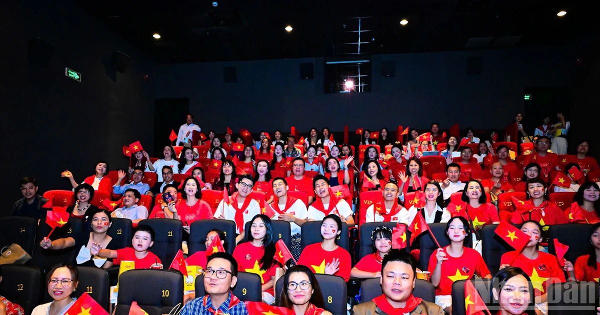 Phim hòa nhạc "Tổ quốc trong tim" đạt doanh thu 1,2 tỷ đồng, lọt Top 3 doanh thu trong ngày