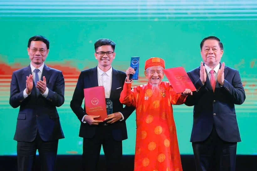 Author Nguyen Dinh Tu, 104 years old, was awarded the Grade A Prize at the 2024 National Book Awards. (Photo: MINH QUYET)