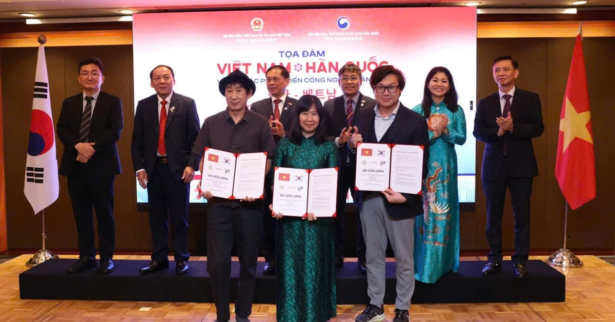 Signing of the co-production agreement for the film “Sai Gon Oppa” by director Park Gyu Tae between the producers Film Line (RoK), BHD (Viet Nam), and Web TV Asia. (Photo: BHD)