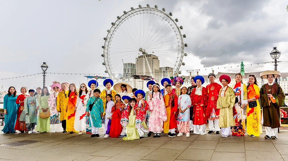 Celebran desfile de trajes tradicionales de Vietnam en Londres.