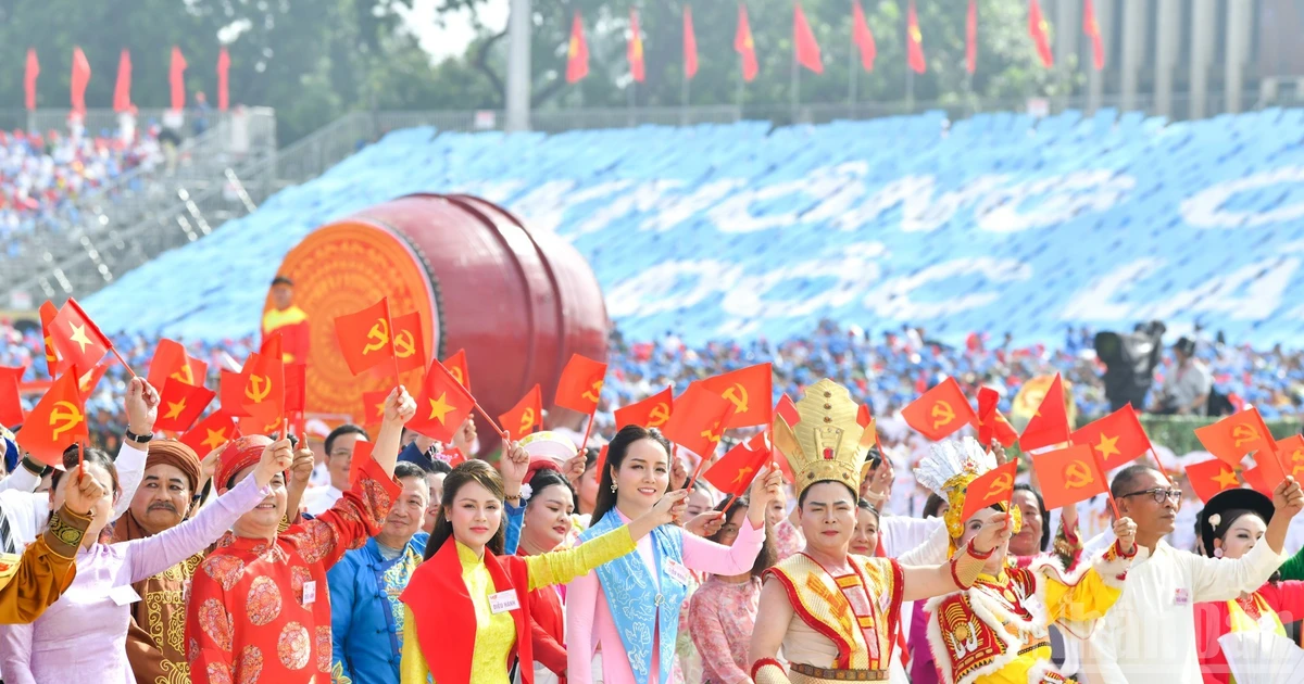 Артисты участвуют в параде во время празднования 80-летия Национального праздника 2 сентября.