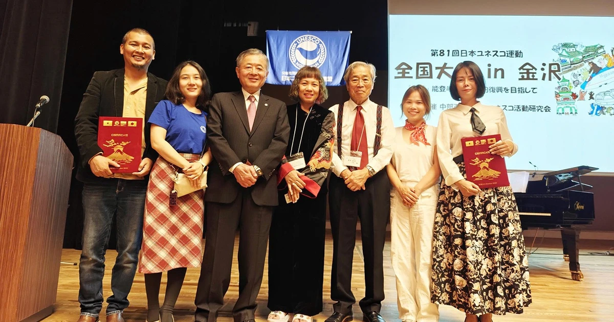 Chief Director Nguyen Thi Thu Hoai and artist Le Huu Hieu (far left and far right) with event organisers. (Photo courtesy of Hoai)