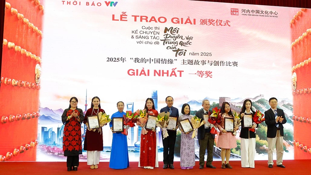 The organising committee presents the First Prizes to the winning authors.