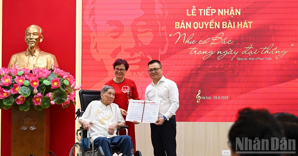 Nhạc sĩ Phạm Tuyên trao tặng ca khúc 'Như có Bác trong ngày đại thắng' cho Báo Nhân Dân