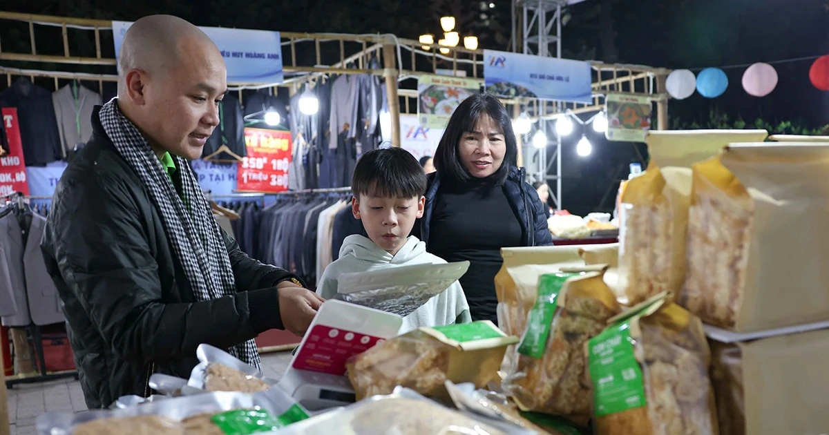 Customers select OCOP products at a market session. (Illustrative photo)