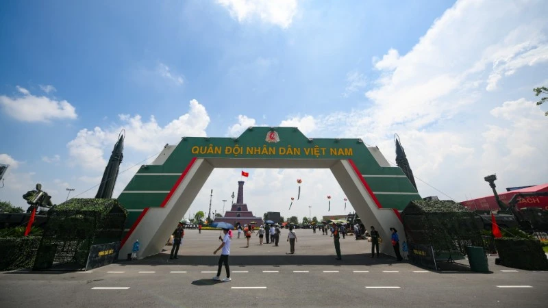 Presentan 80 años del Ejército Popular de Vietnam en Exposición de Logros Nacionales