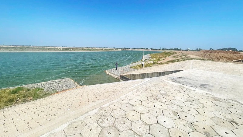 Kết nối hệ thống chống hạn, mặn ở Vĩnh Long